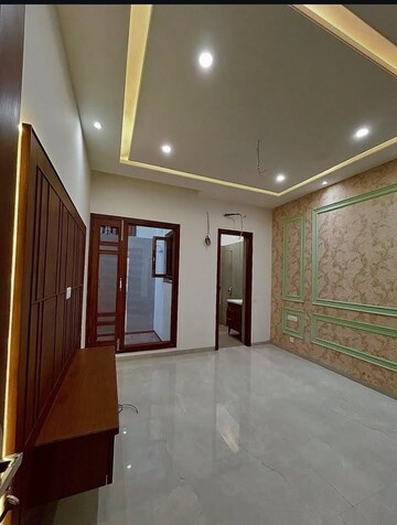 Room in 4 BHK Builder Floor at Sector 33 – for Sale