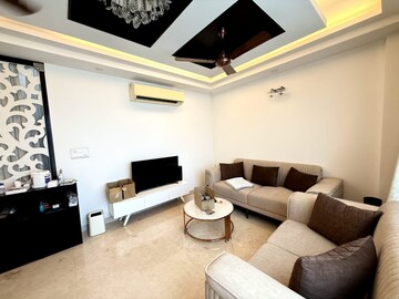 Master Bedroom in 3 BHK Builder Floor at Safdarjung Enclave – for Rent
