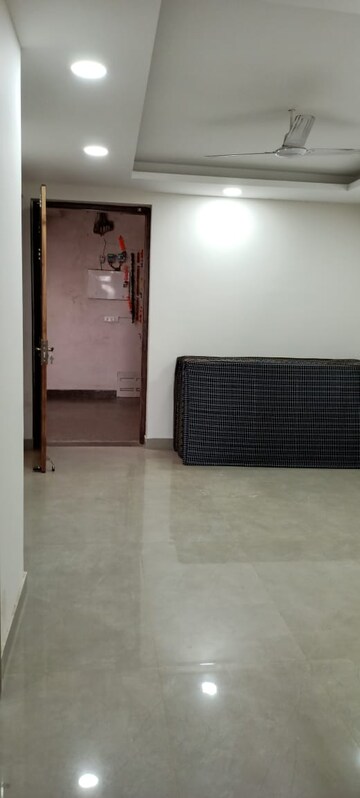 Room in 2 BHK Builder Floor at Sector 52 – for Rent
