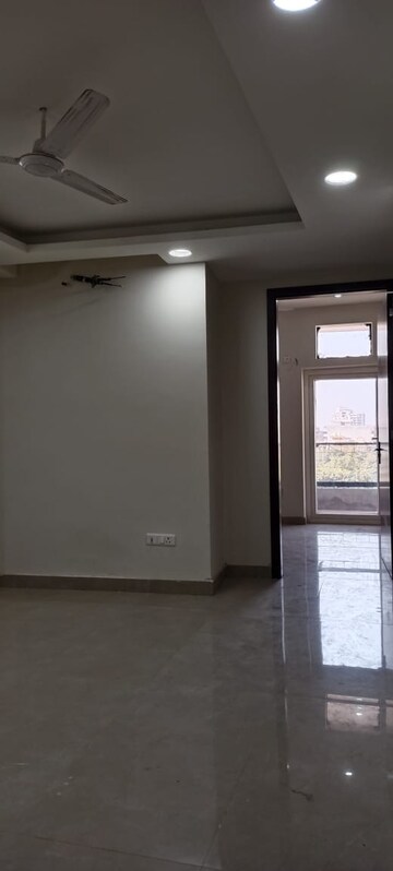 Room in 2 BHK Builder Floor at Sector 52 – for Rent