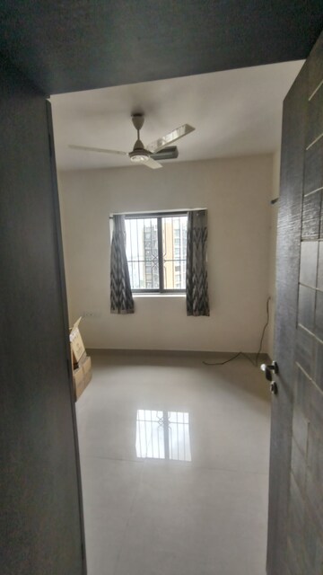 Bathroom in 2.5 BHK Apartment at Lokhandwala Sapphire Heights, Kandivali East – for Sale