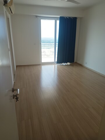 Furnished Amenities in 4 BHK Apartment at DLF Park Place, Sector 54 – for Rent