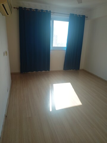 Room in 4 BHK Apartment at DLF Park Place, Sector 54 – for Rent
