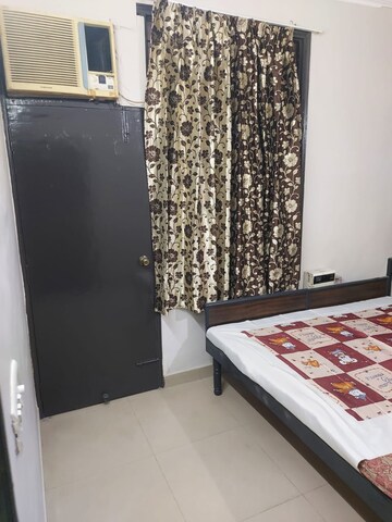 Bedroom in 4 BHK Builder Floor at Sector 52 – for Rent
