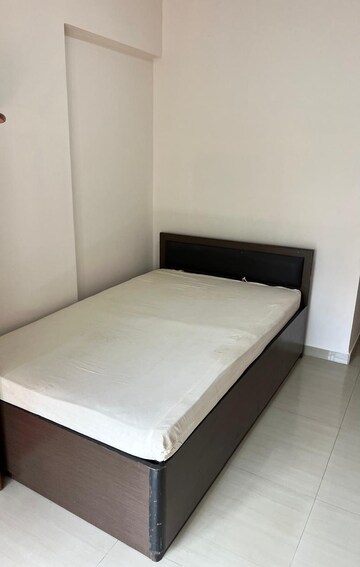 Bedroom in 2.5 BHK Apartment at Andheri East – for Rent