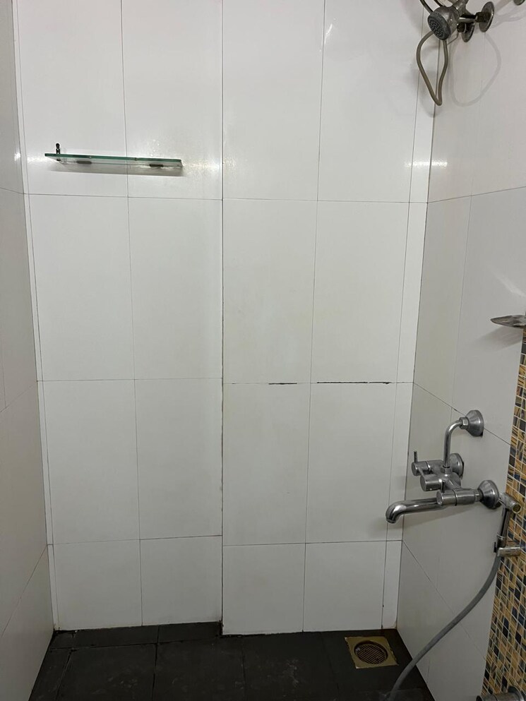 Bathroom, andheri east 2.5 Bedroom 1000 Sq.Ft. Apartment In Andheri East Mumbai 8911816
