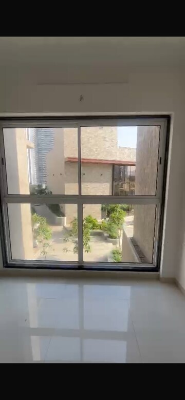Room in 2 BHK Apartment at Piramal Aranya, Byculla – for Rent
