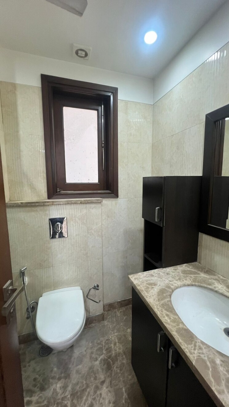 Bathroom, uday park 3 Bedroom 1953 Sq.Ft. Builder Floor In Uday Park Delhi 8911962