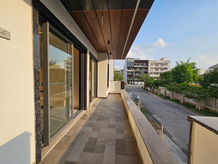 Balcony, parklands 4 Bedroom 350 Sq.Yd. Builder Floor In Sector 85 Faridabad 8911986