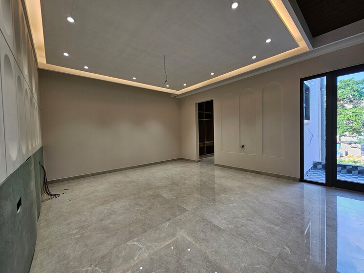 Room, parklands 4 Bedroom 350 Sq.Yd. Builder Floor In Sector 85 Faridabad 8911986