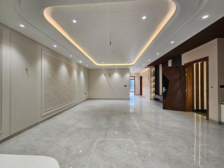 Room, parklands 4 Bedroom 350 Sq.Yd. Builder Floor In Sector 85 Faridabad 8911986