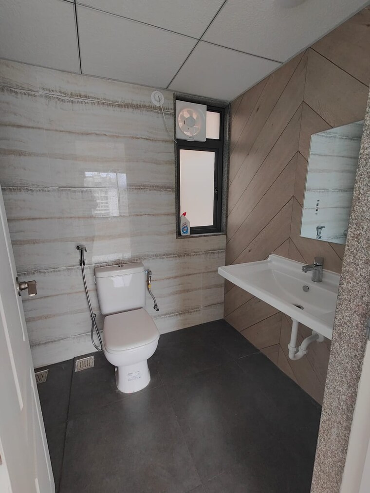 Bathroom, kumar-palmsprings 2 Bedroom 1100 Sq.Ft. Apartment In Undri Pune 8912031