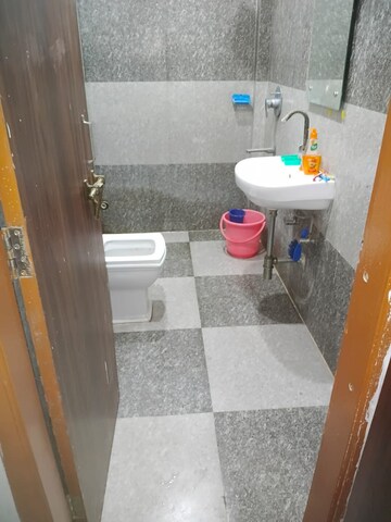 Bathroom in 1 BHK Builder Floor at Sector 40 – for Rent
