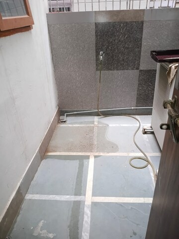 Bathroom in 1 BHK Builder Floor at Sector 40 – for Rent