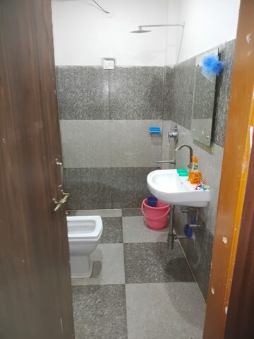 Bathroom in 1 BHK Builder Floor at Sector 40 – for Rent