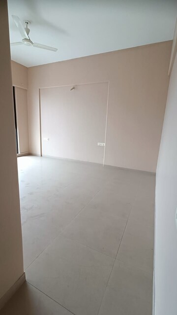 Room in 3.5 BHK Apartment at Lunkad Sky Vie, Viman Nagar – for Rent