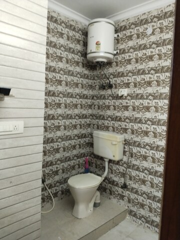 Bathroom in 1.5 BHK Apartment at Sarita Vihar – for Rent