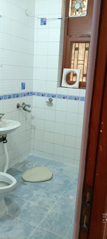 Master Bedroom in 2.5 BHK Builder Floor at RWA Apartments Sector 41, Sector 41 – for Rent