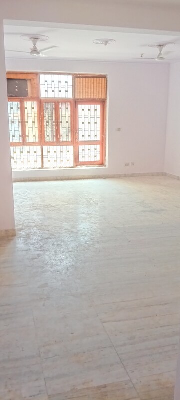Room in 2.5 BHK Builder Floor at RWA Apartments Sector 41, Sector 41 – for Rent