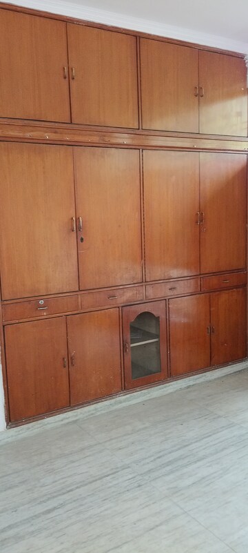 Furnished Amenities in 2.5 BHK Builder Floor at RWA Apartments Sector 41, Sector 41 – for Rent