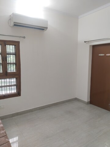 Room in 2 BHK Builder Floor at Gomti Nagar – for Rent