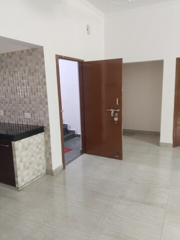 Room in 2 BHK Builder Floor at Gomti Nagar – for Rent