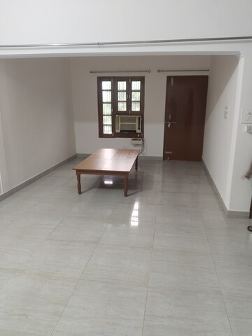 Room in 2 BHK Builder Floor at Gomti Nagar – for Rent