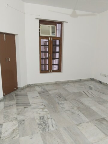 Room in 2 BHK Builder Floor at Gomti Nagar – for Rent