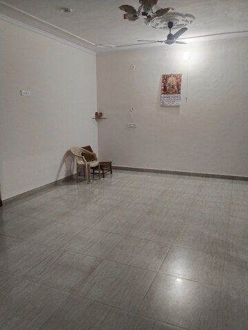 Room in 2 BHK Builder Floor at Gomti Nagar – for Rent