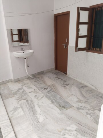 Room in 2 BHK Builder Floor at Gomti Nagar – for Rent