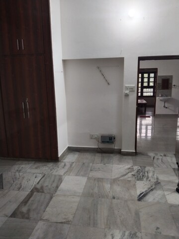 Room in 2 BHK Builder Floor at Gomti Nagar – for Rent