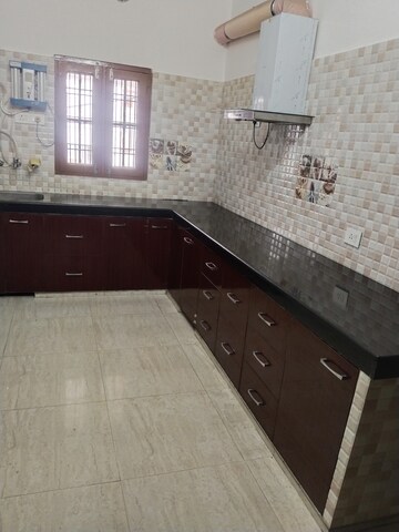 Kitchen in 2 BHK Builder Floor at Gomti Nagar – for Rent