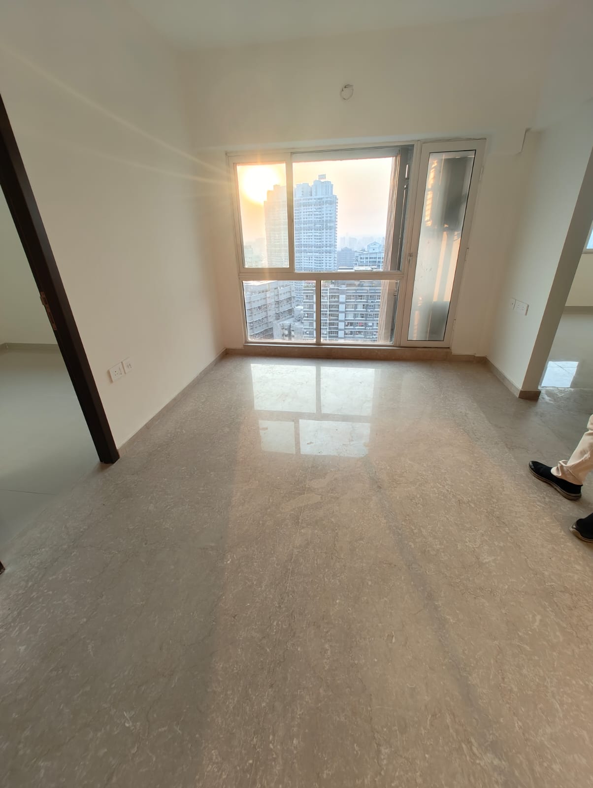 1 BHK + Extra Room Apartment For Rent in Sheth Irene