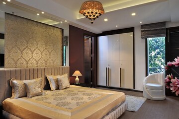 Bedroom in 3 BHK Builder Floor at DLF The Icon, Dlf Phase V – for Rent