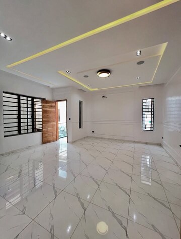 Building Lobby in 2.5 BHK Builder Floor at Sector 33 – for Rent
