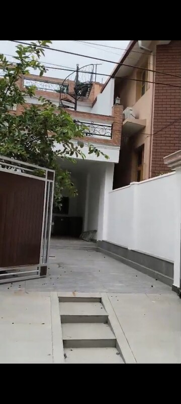 Balcony in 3 BHK Independent House at JakhaN-Rajpur Road – for Rent