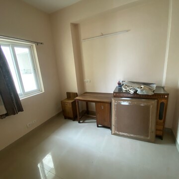 Room in 2.5 BHK Apartment at Mahagun Moderne, Sector 78 – for Rent