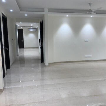 Room in 4 BHK Builder Floor at South City 1 – for Rent