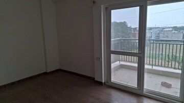 Room in 3 BHK Apartment at Jankipuram Extension – for Rent