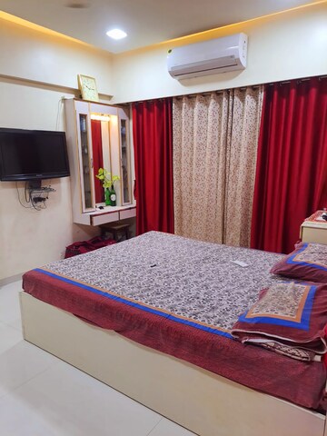Bedroom in 2 BHK Apartment at Gabadia Heights, Kandivali West – for Rent