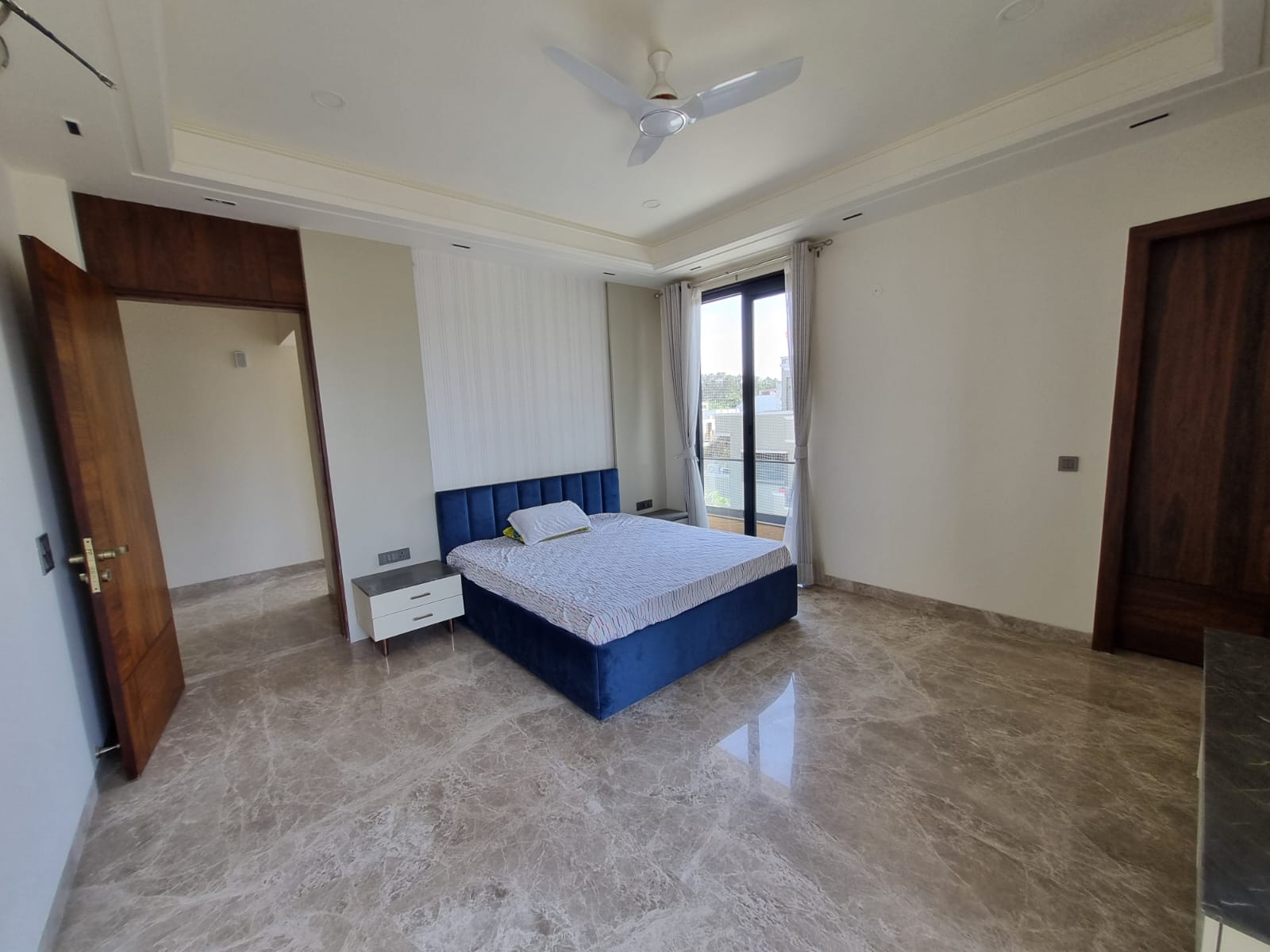 3 BHK + Servant Room Apartment For Rent in Mahagun Mezzaria