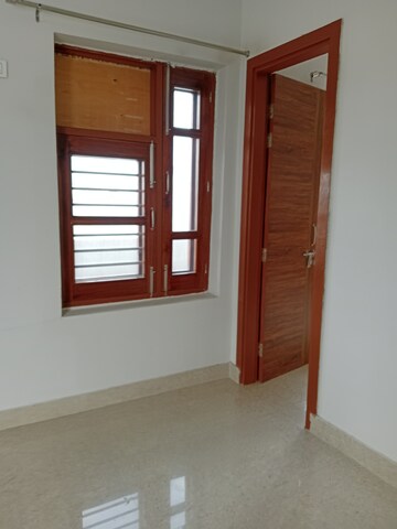 Room in 2 BHK Builder Floor at Sector 18 – for Rent