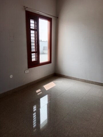 Room in 2 BHK Builder Floor at Sector 18 – for Rent
