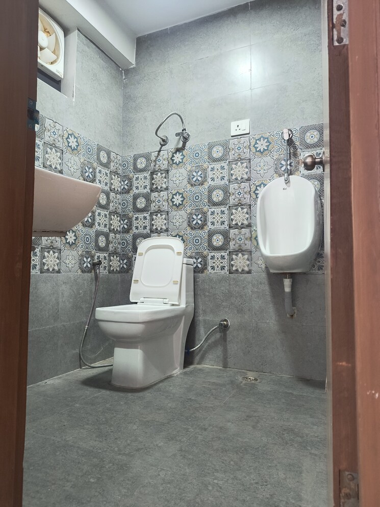Washroom, okhla industrial estate phase 2 Commercial Office Space 1400 Sq.Ft. In Okhla Industrial Estate Phase 2 Delhi 8913430