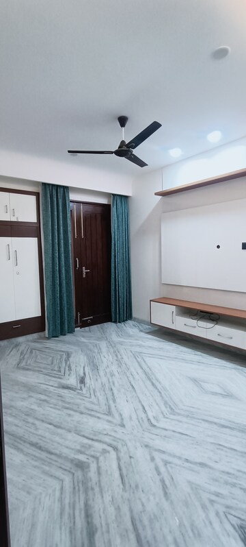 Room in 3 BHK Builder Floor at Sector 56 – for Rent