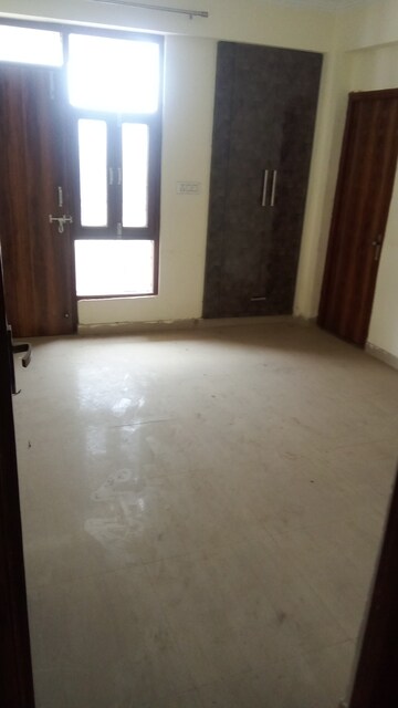 Room in 2 BHK Apartment at Parker White Lily, Sector 8 – for Rent