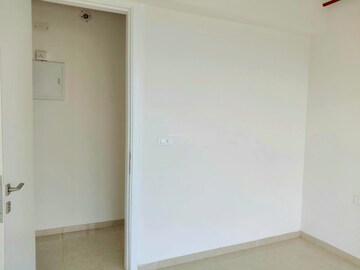 Room in 4 BHK Apartment at Oberoi Enigma, Mulund West – for Sale