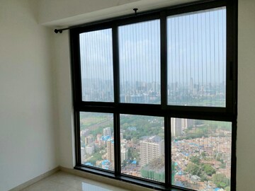Room in 4 BHK Apartment at Oberoi Enigma, Mulund West – for Sale