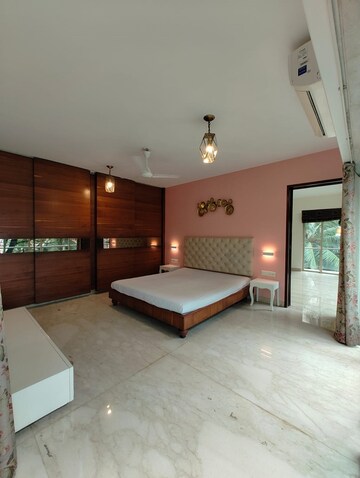Bedroom in 2 BHK Apartment at Khar West – for Rent