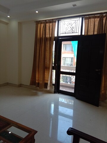 Furnished Amenities in 2 BHK Builder Floor at RWA Apartments Sector 41, Sector 41 – for Rent